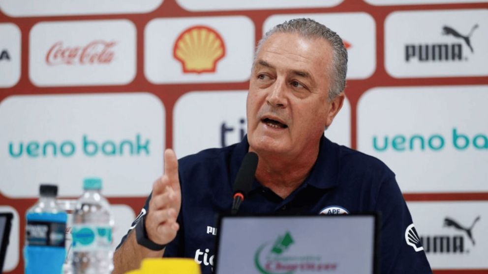 Gustavo Alfaro hizo una inédita comparación para explicar las chances de Paraguay sobre la Selección Argentina: "Es como la humedad"