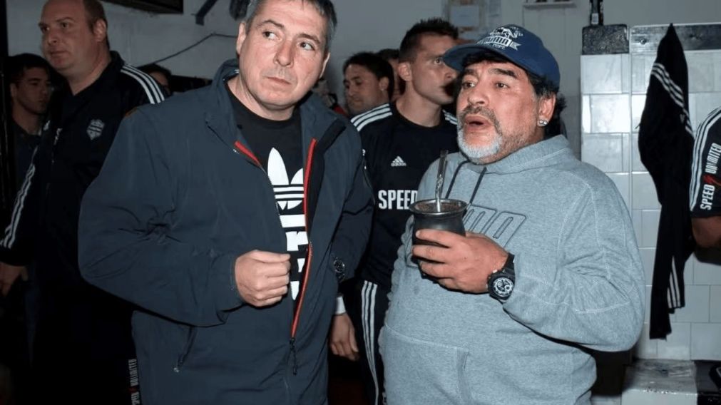 Quién es Víctor Stinfale, el abogado que supo ser amigo de Diego Maradona y desde hace doce años es el dueño de Deportivo Riestra