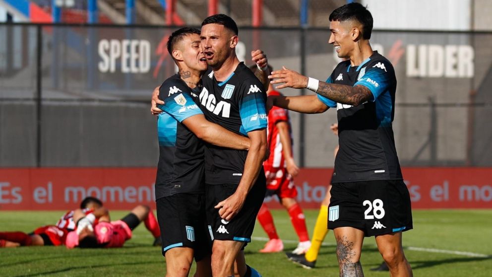 En un partidazo, Racing le ganó 2 a 0 a Barracas Central por la Liga Profesional 2024