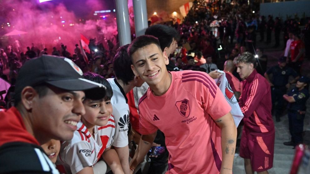 Video: River llegó a Córdoba para jugar ante Instituto y fue recibido por una multitud