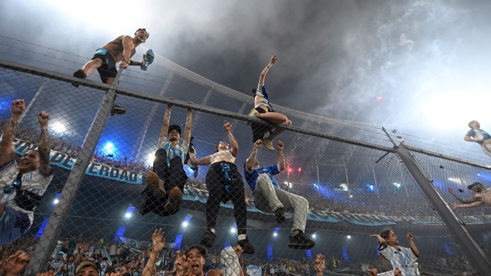 A Racing lo aniquilaron: la dur�sima sanci�n que recibi� su estadio despu�s de la piroctenia del partido ante Corinthians