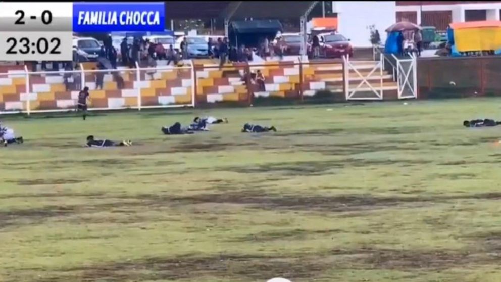 Tragedia en Perú: un rayo impactó en una cancha y mató a un jugador en pleno partido