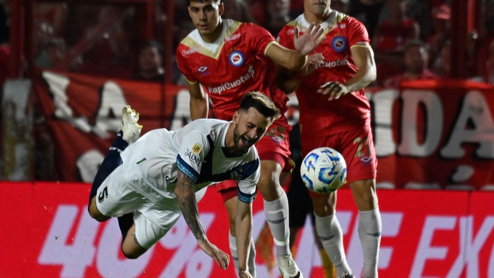 V�lez se durmi� y Argentinos le puso un poco de justicia a un duelo barrial picante y violento