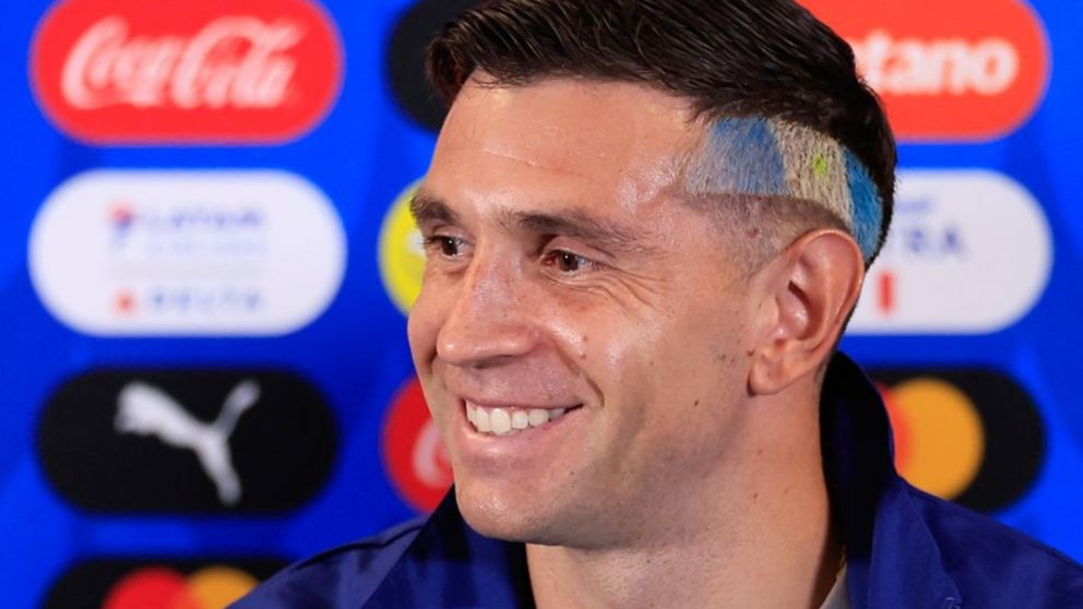 Balón de Oro 2024: Dibu Martínez se quedó con el premio al mejor arquero del mundo por segundo año consecutivo