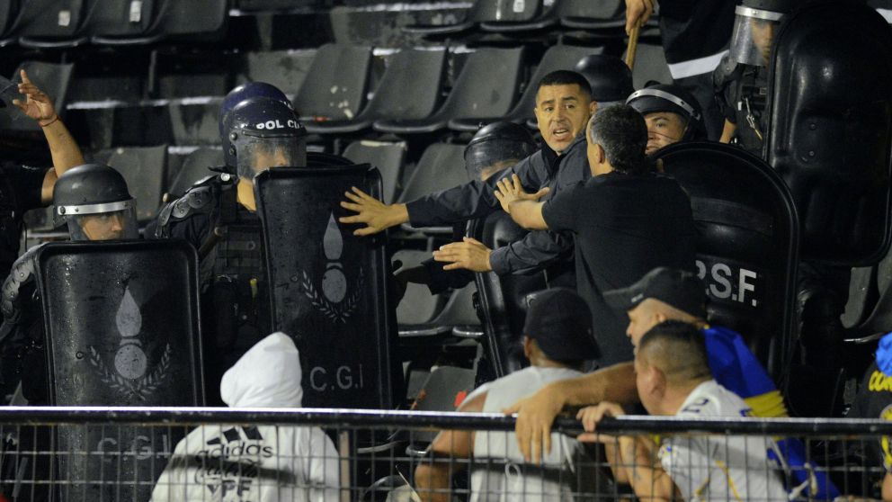 Incidentes en Boca-Gimnasia: balas de goma, corridas y la inesperada aparición de Riquelme en la platea