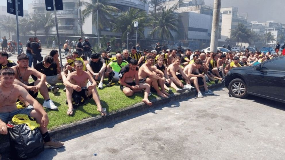 Copa Libertadores violenta: batalla campal entre hinchas de Botafogo y Pe�arol, veh�culos incendiados, heridos y decenas de detenidos