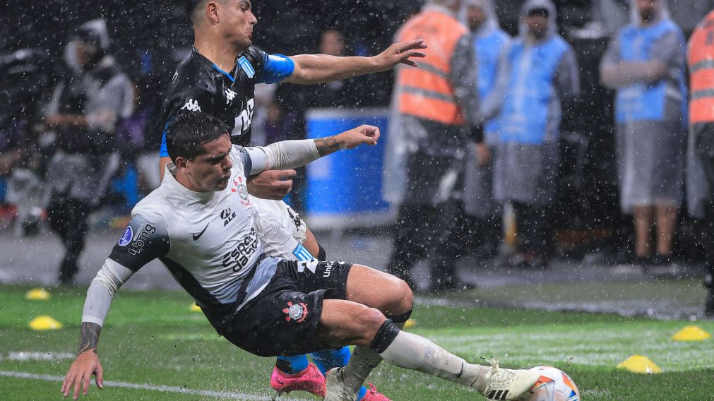 Racing pisó fuerte en Brasil y consiguió un buen resultado: empató 2 a 2 con Corinthians en un partido tremendo