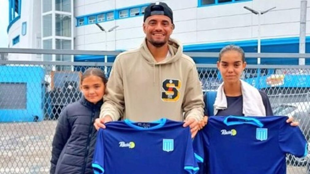 Riquelme está furioso con Chiquito Romero por posar con la camiseta de Racing y tomaría una drástica decisión con su futuro en Boca