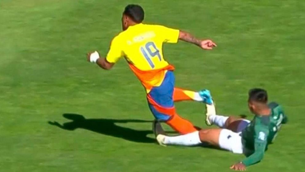 Atento Racing: Roger Martínez recibió una patada en el partido entre Bolivia y Colombia y debió ser reemplazado