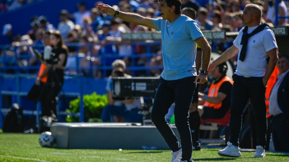 Costas fue LAPIDARIO con el nivel de Racing tras la derrota frente a V�lez: "No nos podemos sacar un tipo de encima"