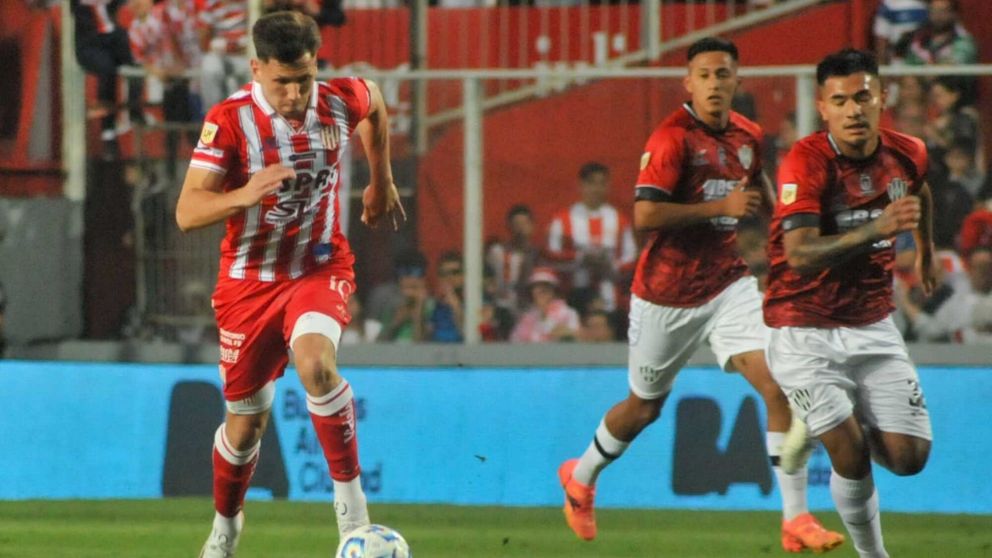 INCREÍBLE: Unión y Central Córdoba salieron a jugar con camisetas MUY PARECIDAS y debieron cambiar en el entretiempo