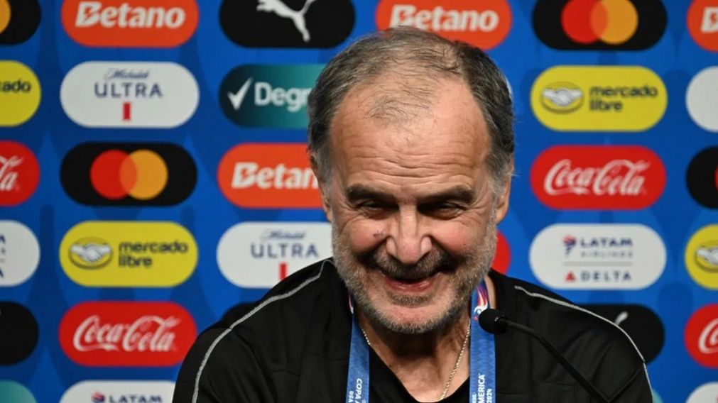 Marcelo Bielsa recibi� UN NOTICI�N en Uruguay tras el esc�ndalo con Luis Su�rez