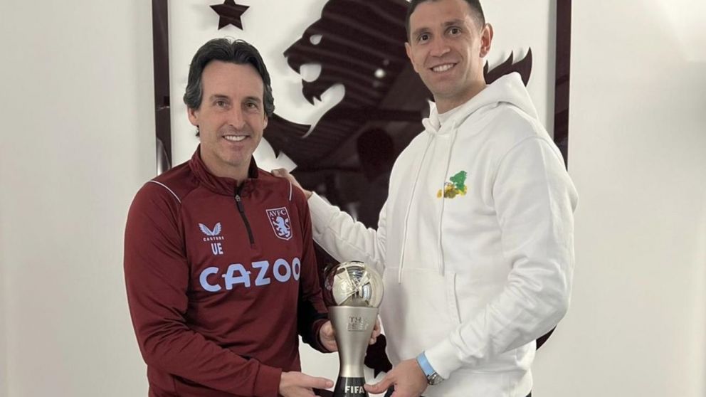 El DT de Aston Villa se DESHIZO EN ELOGIOS para Dibu Martínez: "Es el número uno"