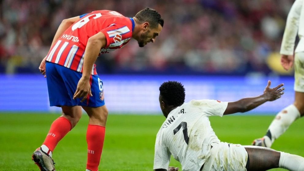 VIDEOS: Los picantes cruces de Vinicius con Rodrigo De Paul y Koke en el clásico entre Atlético Madrid y Real Madrid