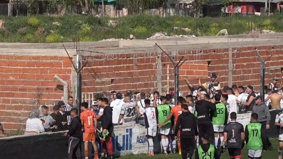 ESCÁNDALO en el ascenso: barras de Claypole atacaron al presidente de Berazategui que estaba en sillas de ruedas y a otros allegados