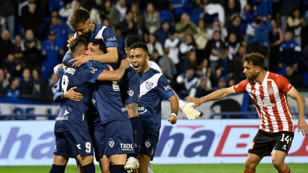 Vélez está de fiesta: se sacó de encima a Estudiantes, lidera la Liga Profesional y se ilusiona con volver a dar una vuelta olímpica