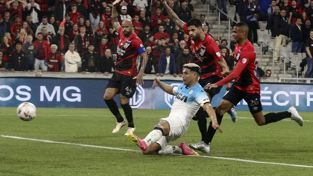 Atención Racing: Paranaense ECHÓ a su DT a horas del partido revancha por la Sudamericana