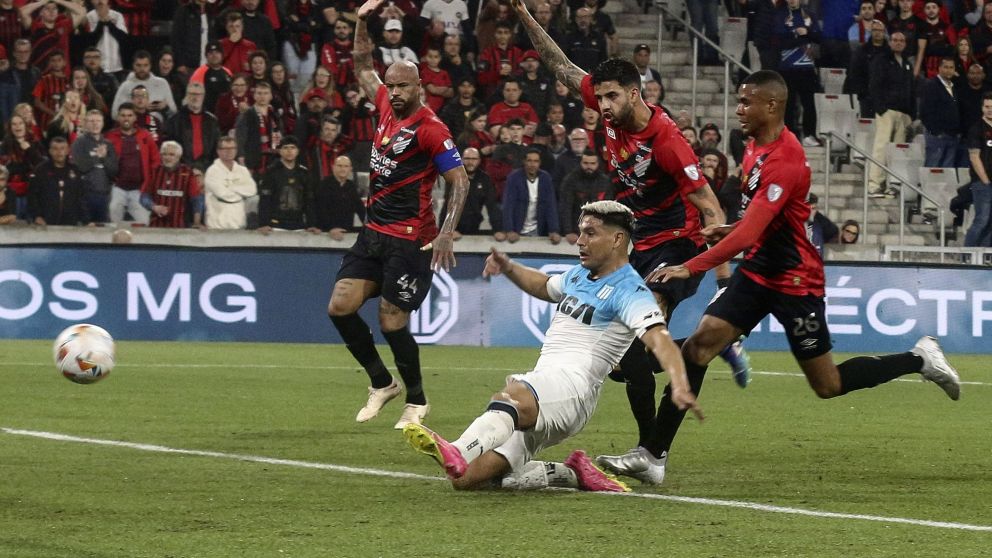 Atención Racing: Paranaense ECHÓ a su DT a horas del partido revancha por la Sudamericana