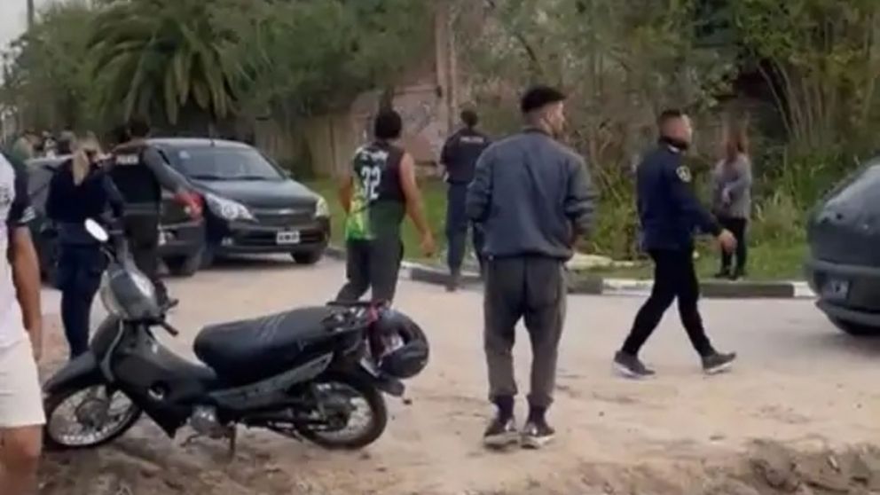 VIDEO: un clásico barrial de La Plata terminó a las TROMPADAS y con HERIDOS de BALA por fuerte REPRESIÓN POLICIAL