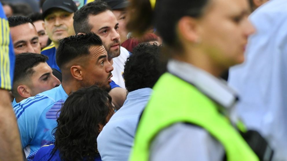Sergio Romero SE LA AGARRÓ con un plateísta de Boca luego de la derrota en el Superclásico
