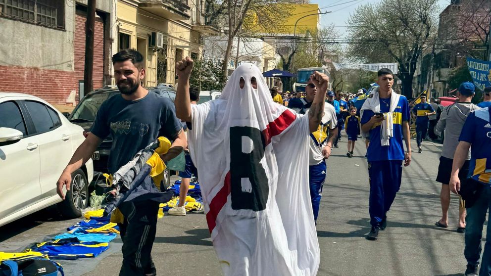 El hombre disfrazado de fantasma de la B (Crónica/Nahuel Ventura).