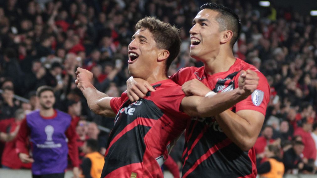 Racing, impotente, no pudo con Paranaense y cay� derrotado en la ida de la Sudamericana en Brasil