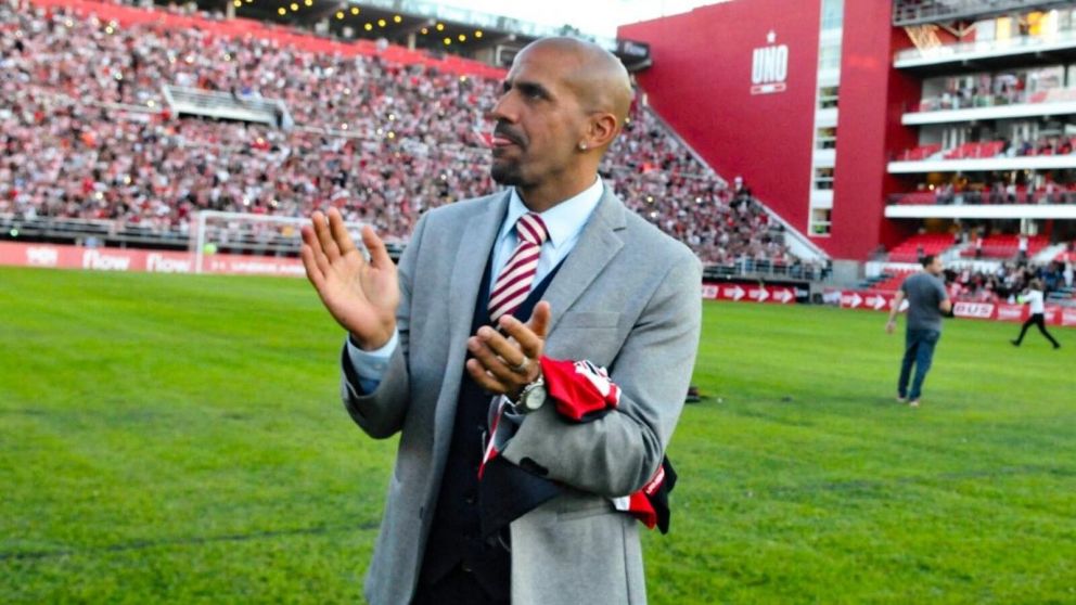 Estudiantes en llamas: Ver�n le APUNT� fuerte a la AFA con un POL�MICO mensaje tras el gol anulado