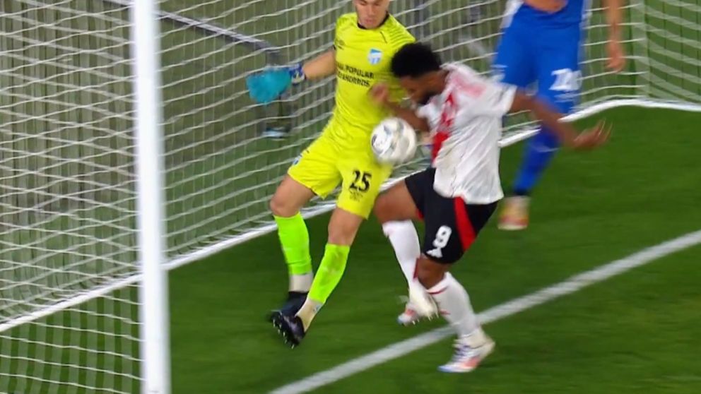 Polémica en el Monumental: Borja puso en ventaja a River ante Atlético Tucumán, ¿CON LA MANO?