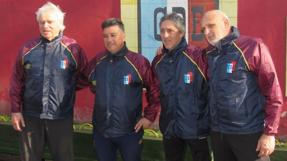 CUERPO T�CNICO. N�STOR APUZZO (SEGUNDO DESDE LA IZQUIERDA), JUNTO A RUB�N "BOCHA" FLORES, OSCAR "P�JARO" TEDINI Y DIEGO CERUTTI.