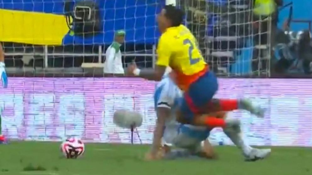 Sigue la POLÉMICA: aparecieron los AUDIOS del VAR sobre el penal a favor de Colombia ante la Selección Argentina