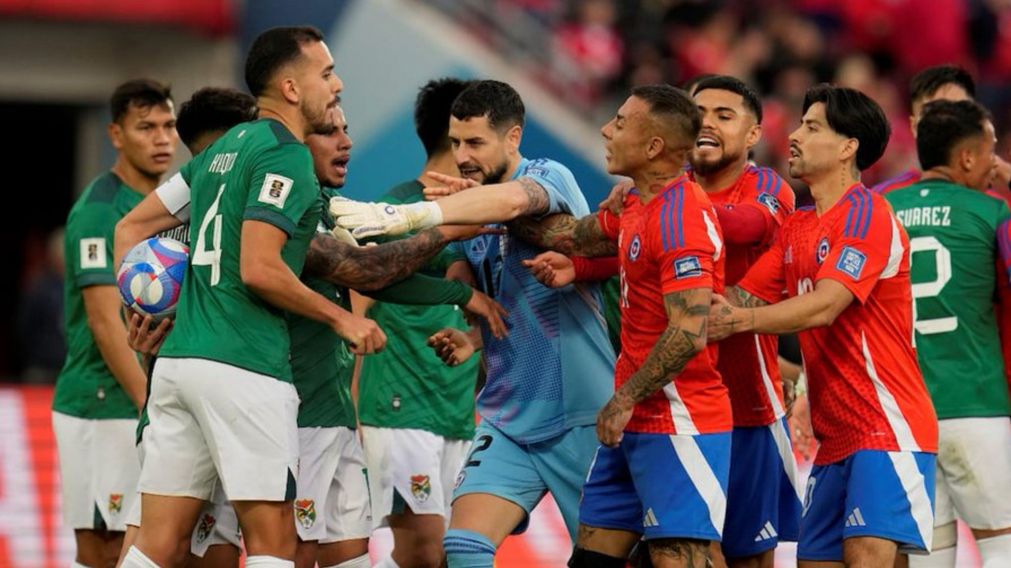 Video POL�MICO: as� fue el INS�LITO gol de Chile tras la lesi�n del arquero de Bolivia y que termin� en ESC�NDALO
