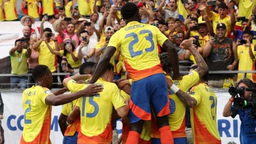 Colombia, gracias a un grosero regalo arbitral del chileno Piero Maza, frenó el andar triunfal de la Selección Argentina