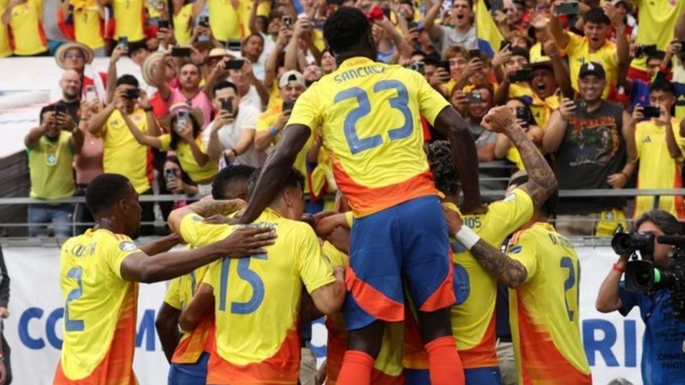 Colombia, gracias a un grosero regalo arbitral del chileno Piero Maza, frenó el andar triunfal de la Selección Argentina