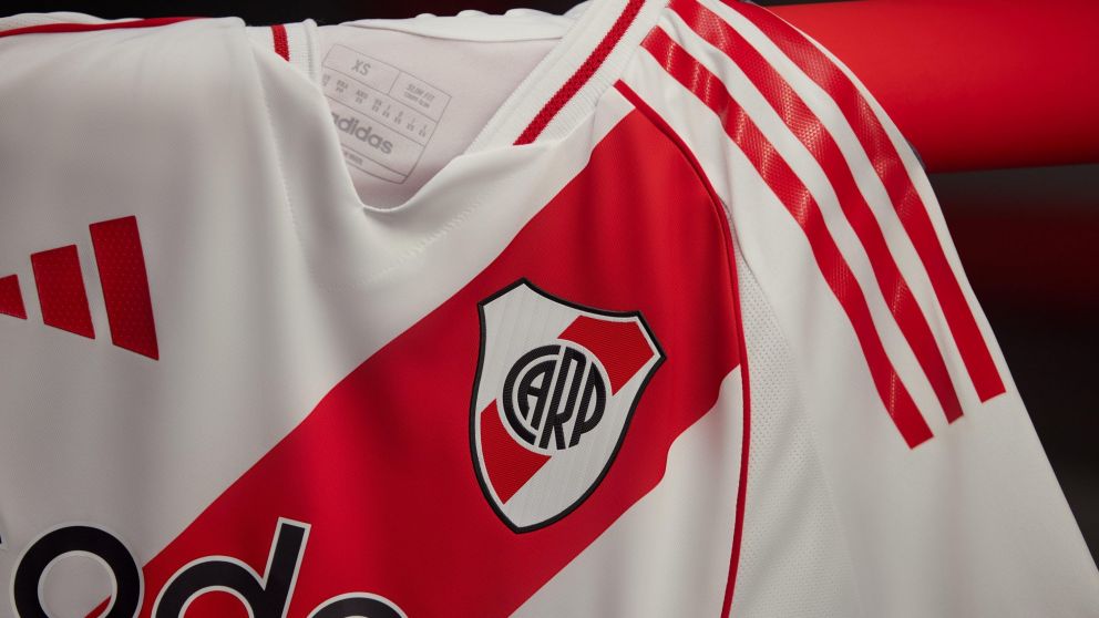 River PRESENTÓ su nueva CAMiSETA TITULAR, que ENLOQUECIÓ a los hinchas por un detalle INÉDITO