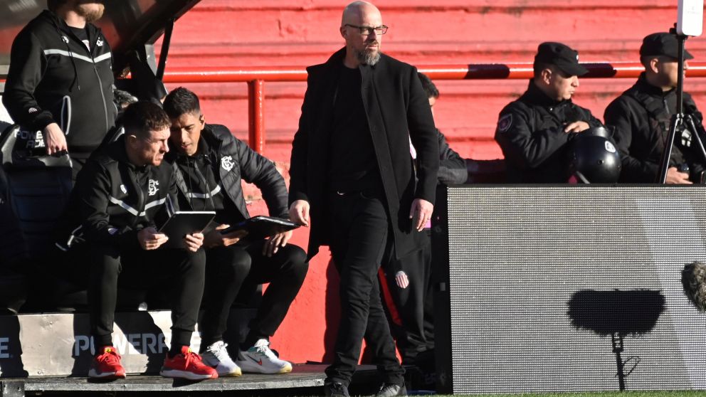 Liga Profesional: Alejandro Orfila RENUNCI� como t�cnico de Barracas Central tras ser goleado por V�lez