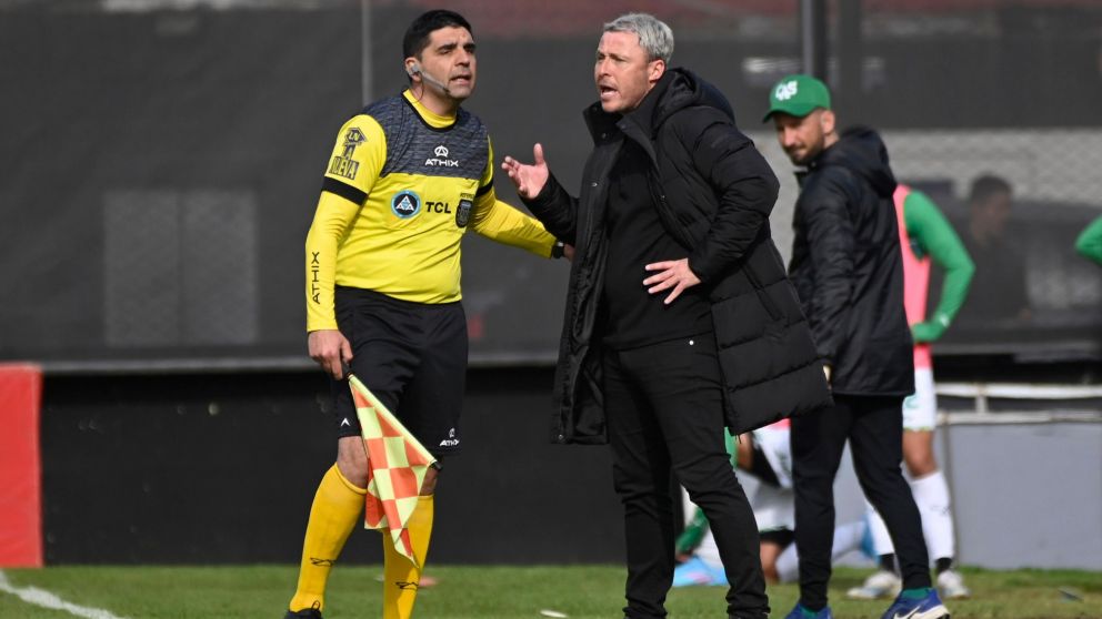 Javier Castrilli LO DESTROZÓ al cuarto árbitro del partido Riestra - Sarmiento: "Incapaces absolutos"