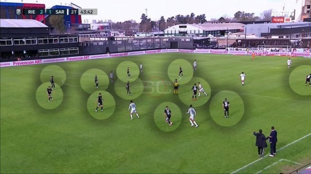 VIDEO: Deportivo Riestra jugó un minuto con doce jugadores en la mismísima cara del bilardista Israel Damonte
