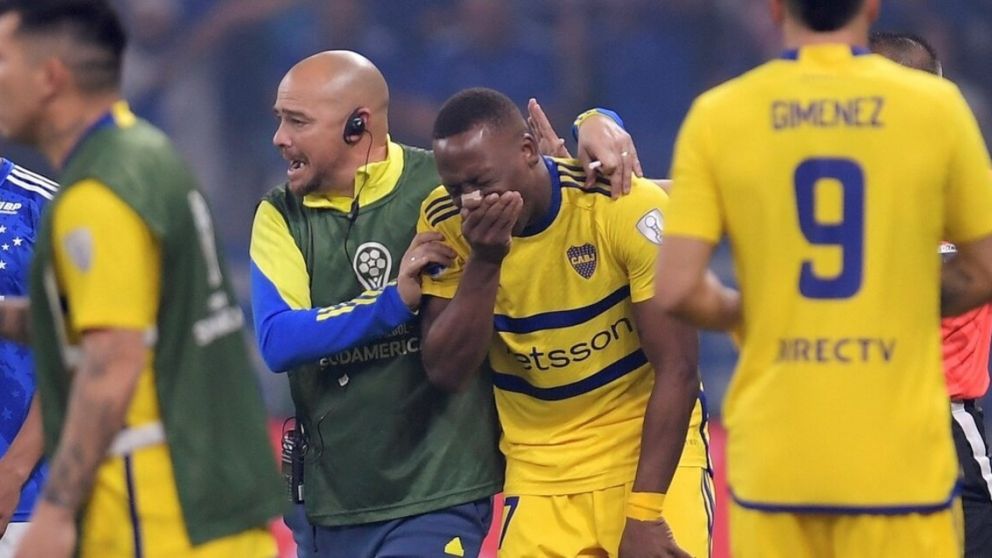 Rompe el silencio: el MENSAJE de Advíncula tras su expulsión en la eliminación de Boca ante Cruzeiro