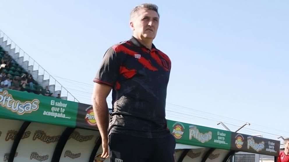 PENSANTE. EL TÉCNICO DEL DRAGÓN SE MUESTRA ANÁLITICO, PUES ESTÁ EN TODOS LOS DETALLES Y NO DEJA NADA AL DESCUBIERTO.