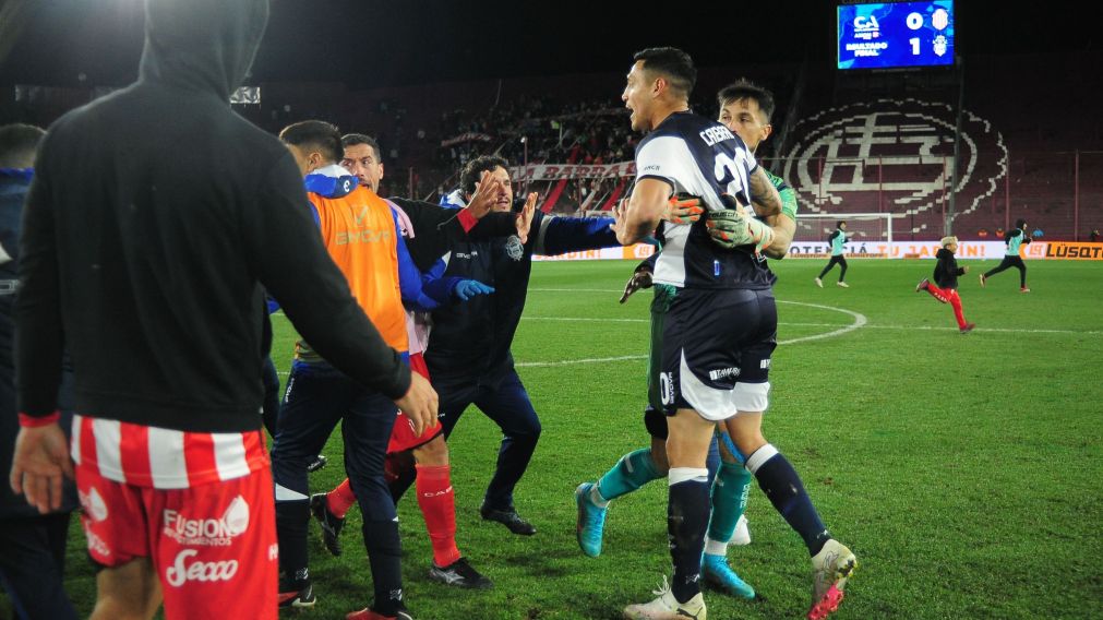 Escándalo en la Copa Argentina: Barracas y Gimnasia terminaron A LAS PIÑAS