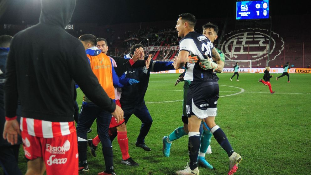 Escándalo en la Copa Argentina: Barracas y Gimnasia terminaron A LAS PIÑAS