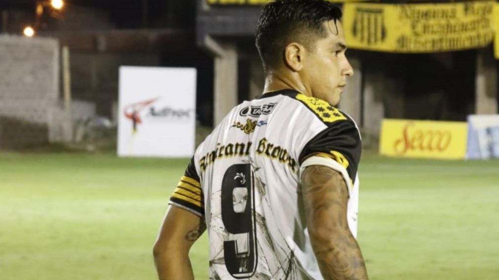 Almirante Brown es un CAOS: le PRENDIERON FUEGO el auto a un jugador tras PERDER el clásico