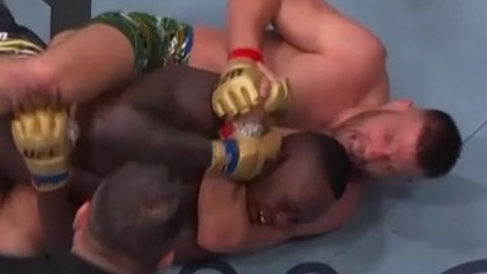 Dricus Du Plessis retiene su título en el peso mediano del UFC: se impuso por sumisión ante Israel Adesanya