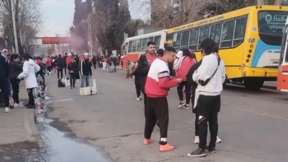 Graves incidentes en la interna de la barra de Huracán en Avellaneda: un HERIDO de bala y varios disparos al aire