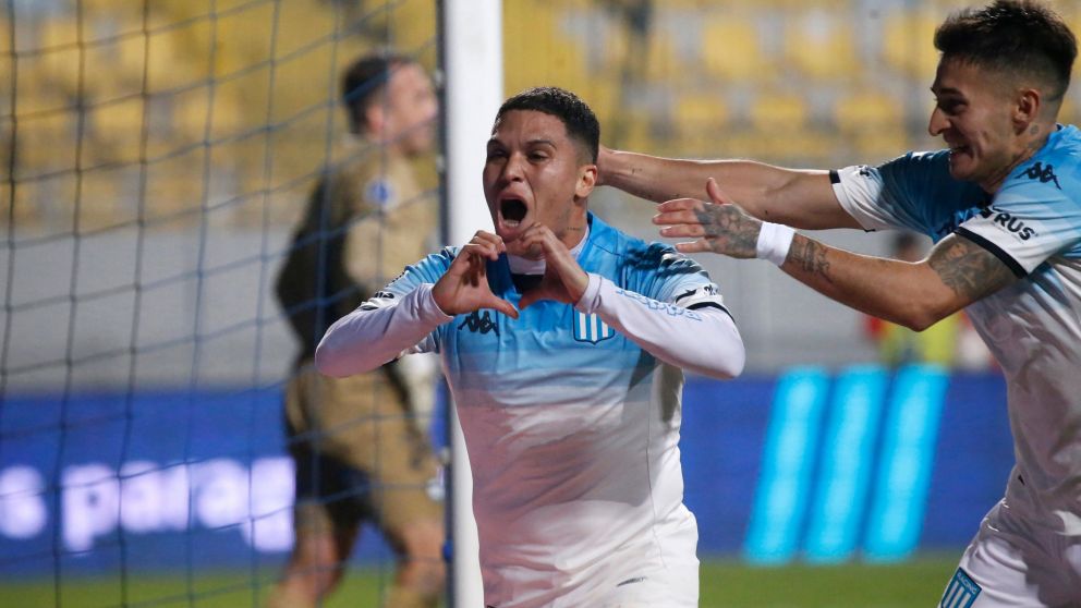 Racing se llevó un triunfo esperanzador de Chile: venció a Huachipato con goles de Maravilla Martínez y Juanfer Quintero