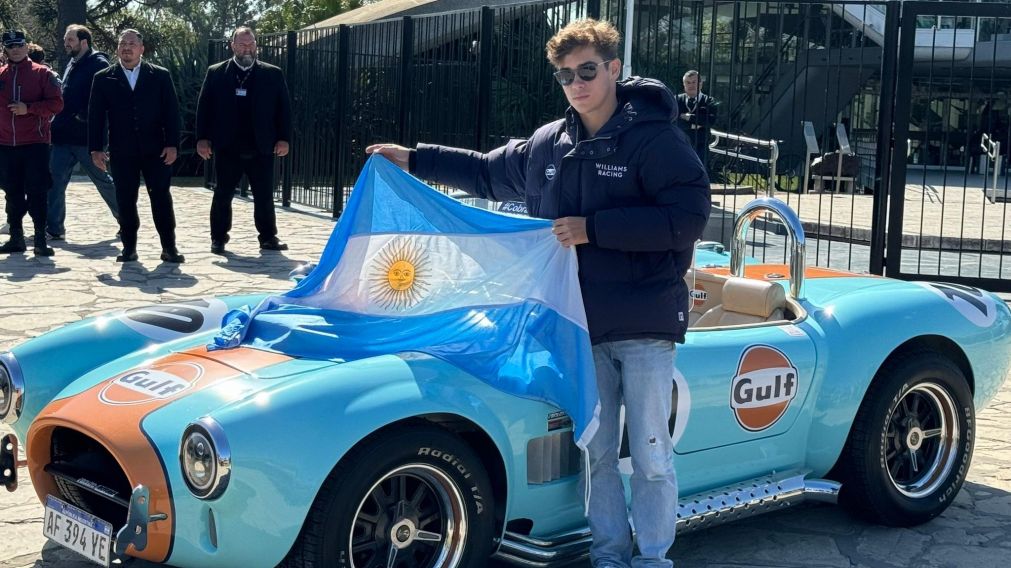 Franco Colapinto REVOLUCIONÓ las calles de Buenos Aires a bordo de un AUTO HISTÓRICO
