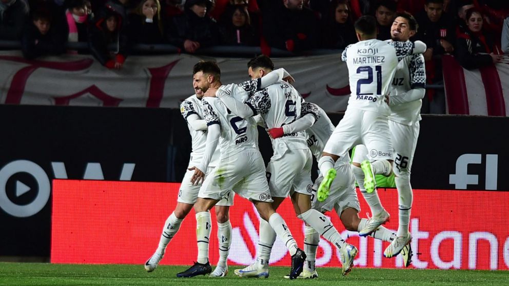 Independiente ganó y vaya que es noticia: venció a Estudiantes con goles de pelota parada