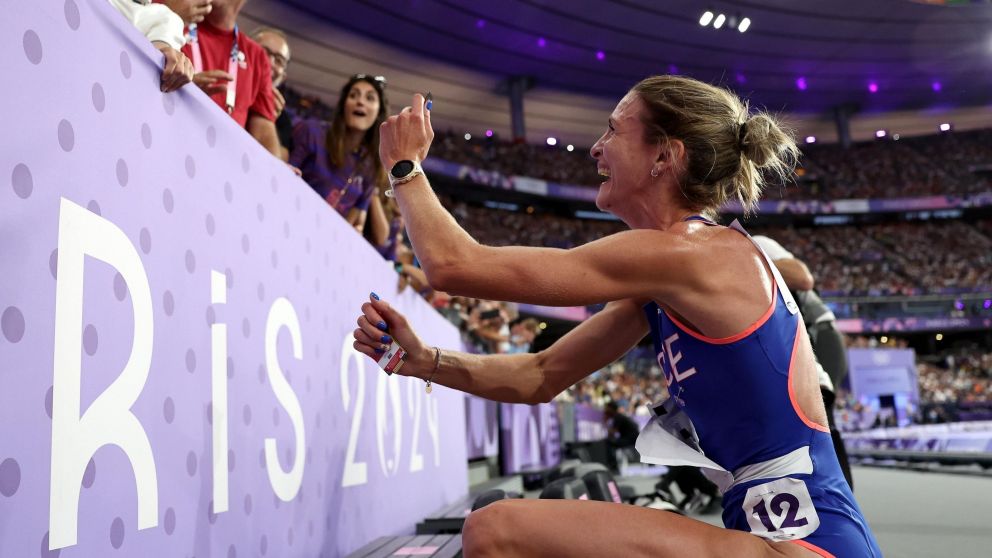 Video romántico: una atleta se arrodilló frente a todo el estadio y le pidió casamiento a su novio en los Juegos Olímpicos París 2024