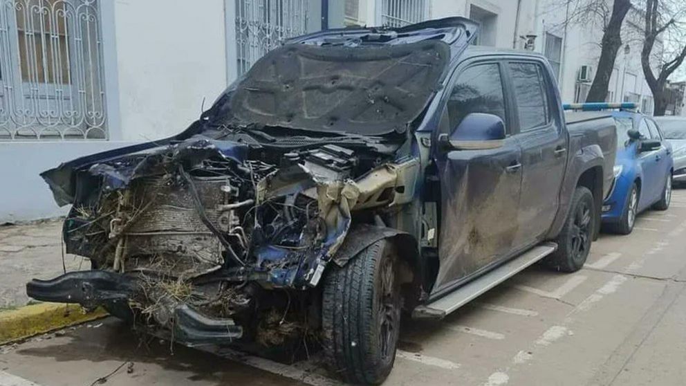 El TREMENDO accidente que sufrió un jugador de Colón tras chocar contra una VACA: así quedó su auto