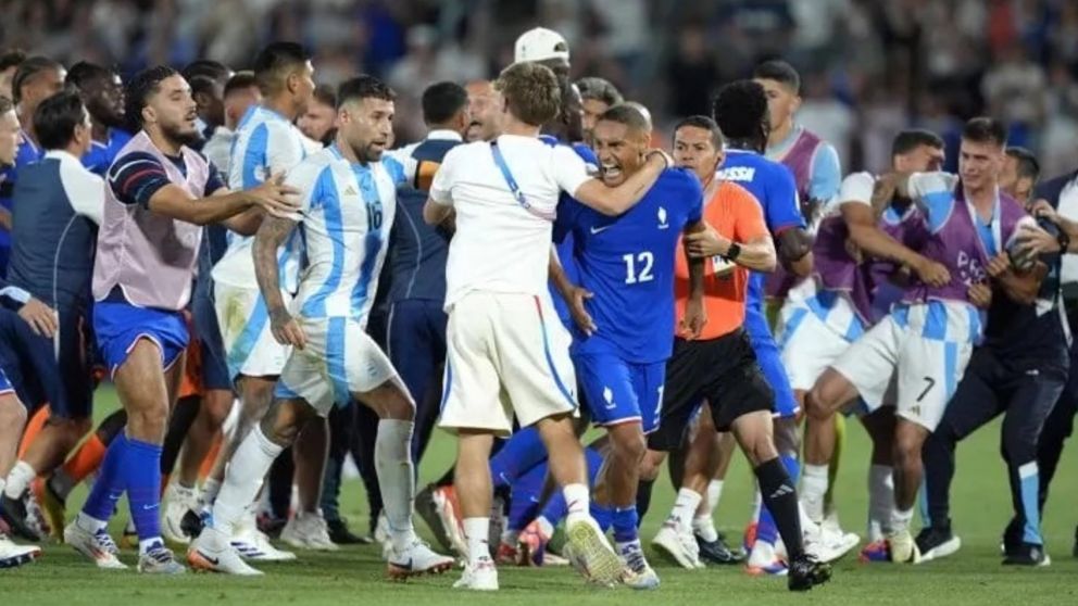 Jugador de Francia CHICANEÓ a la Selección Argentina luego de la victoria en fútbol en los Juegos Olímpicos París 2024